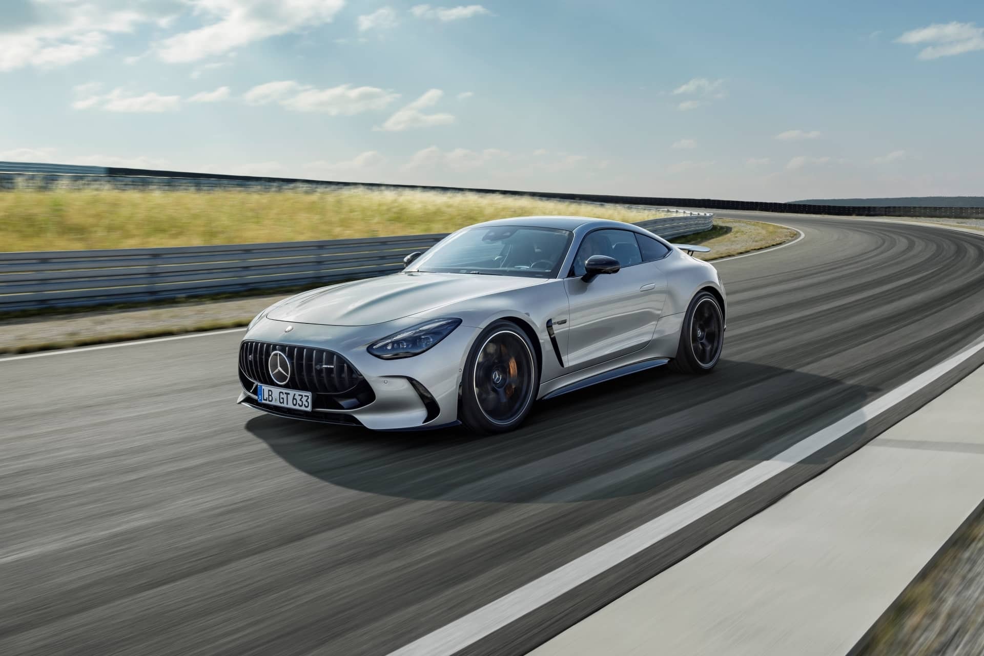 Potencia y elegancia en movimiento; lateral del Mercedes-AMG GT en plena curva.