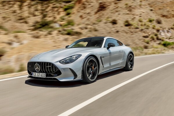 Mercedes-AMG GT captado en movimiento, destacando su elegancia y deportividad. Mercedes-AMG GT captado en movimiento, destacando su elegancia y deportividad.
