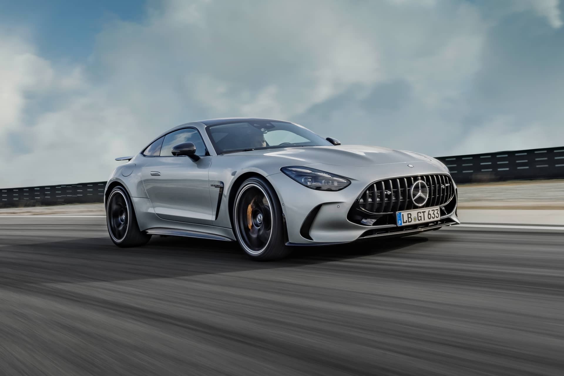 Visión dinámica del Mercedes-AMG GT enfatizando la parrilla Panamericana.