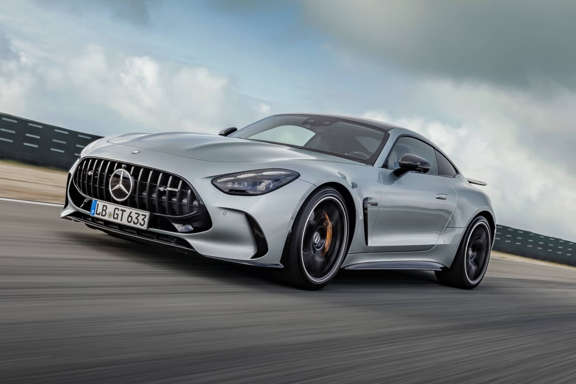 Vista en ángulo del frente y lado, destacando su perfil aerodinámico.