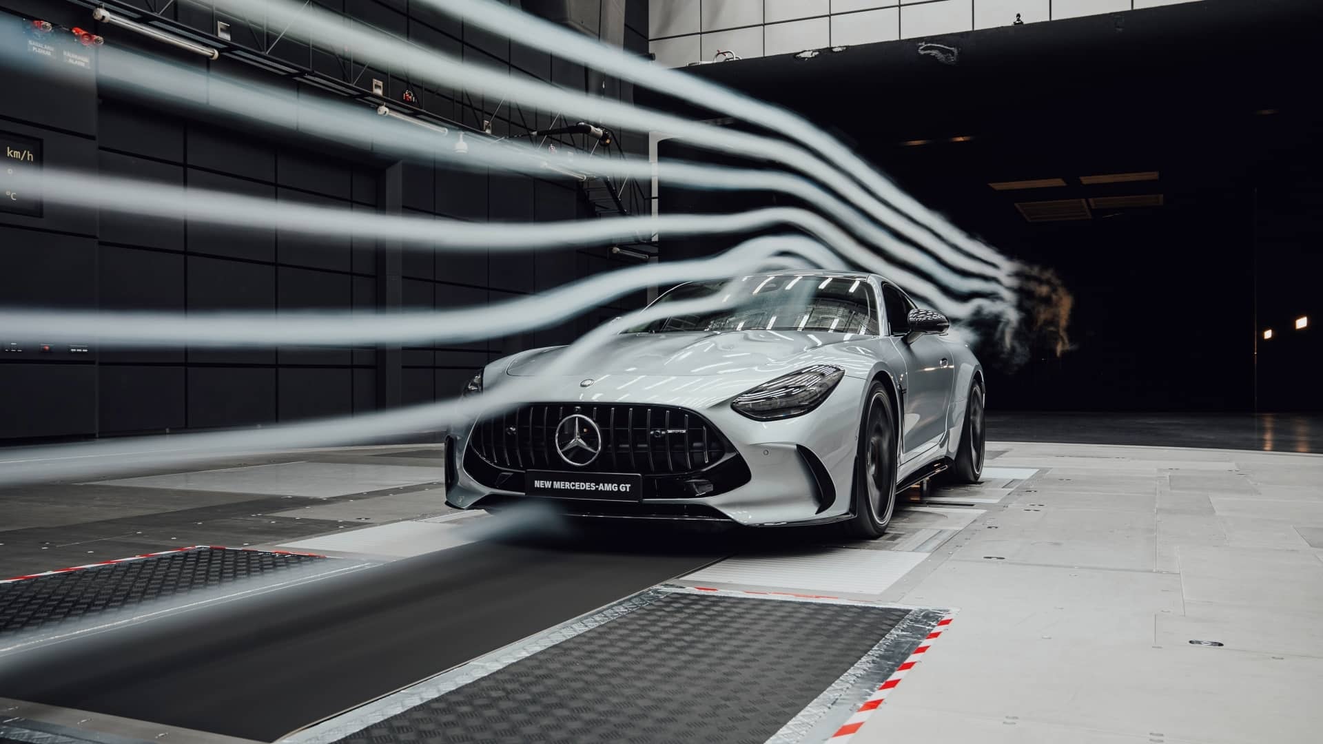 Mercedes-AMG GT captado en un túnel, énfasis en su diseño aerodinámico.