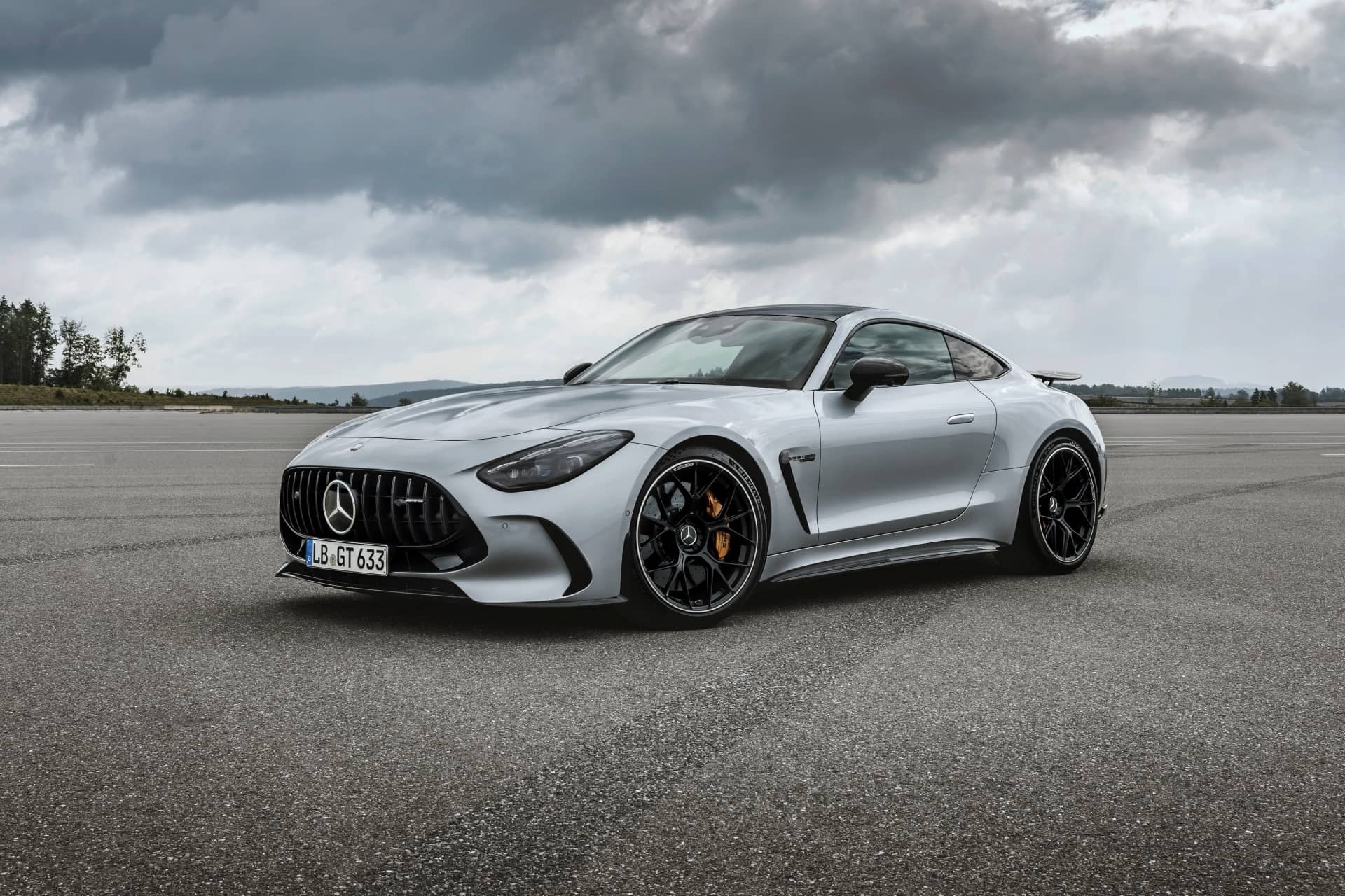 Elegante vista angular del Mercedes-AMG GT, enfatizando el diseño limpio y moderno.