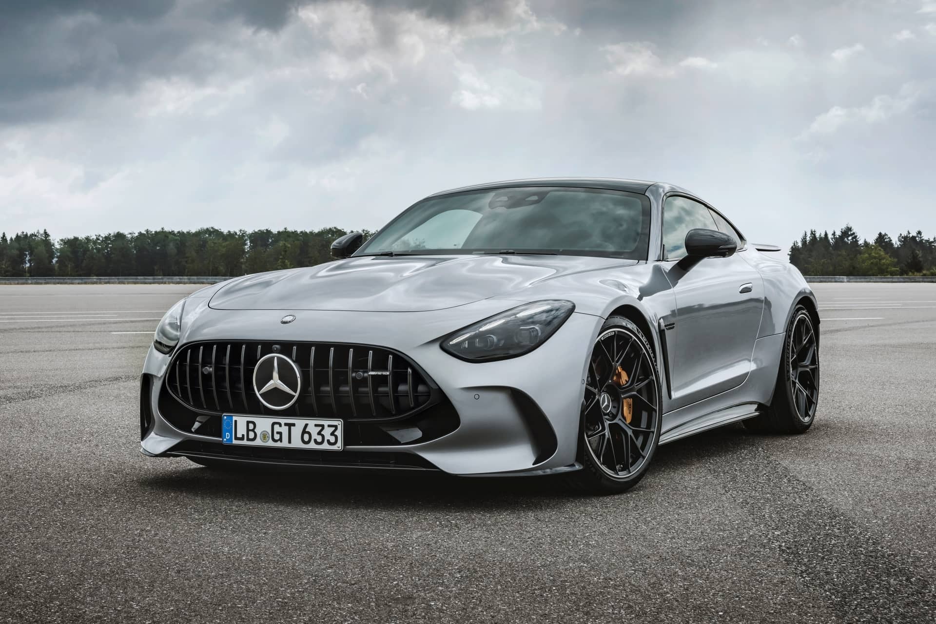 Perfil frontal y lateral del Mercedes-AMG GT, mostrando su diseño elegante y potente.
