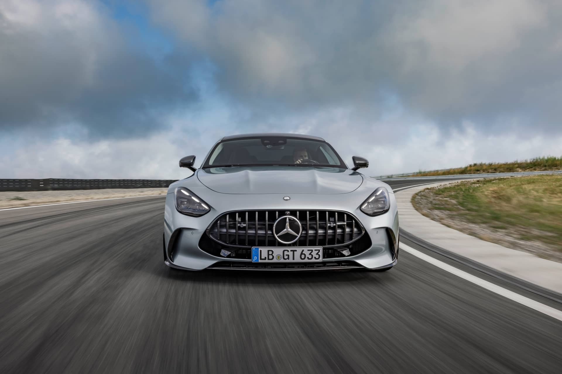 Frontal del Mercedes-AMG GT enfatizando su parrilla y faros en carrera.