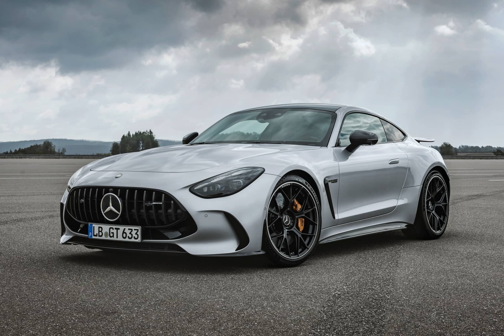 Vista frontal que capta la agresividad y deportividad del diseño del Mercedes-AMG GT.
