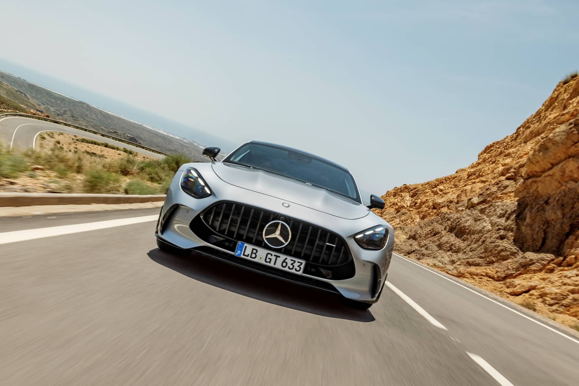 Frontal agresivo del Mercedes-AMG GT, con detalles que resaltan su característica parrilla.