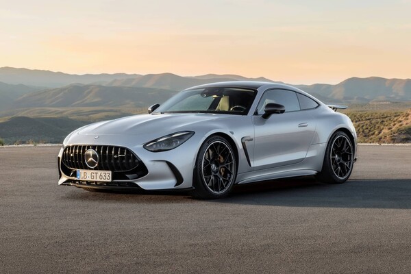 Vista lateral que muestra el diseño aerodinámico del Mercedes-AMG GT.