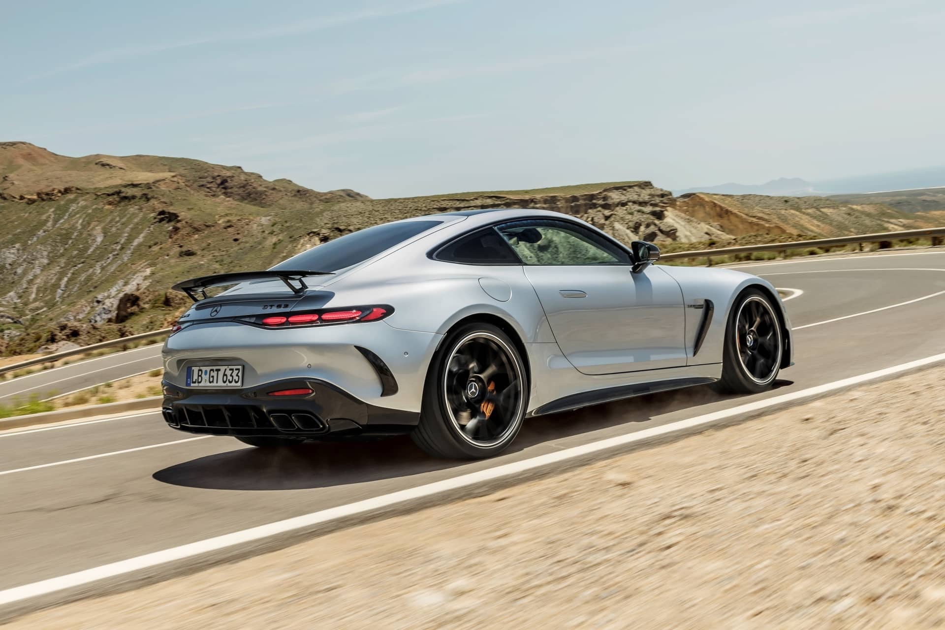 Perfil trasero-lateral del Mercedes-AMG GT, mostrando su musculosa estampa y aerodinámica.