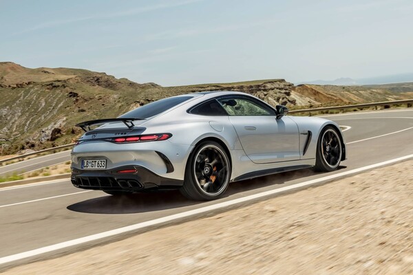 Perfil trasero-lateral del Mercedes-AMG GT, mostrando su musculosa estampa y aerodinámica. Perfil trasero-lateral del Mercedes-AMG GT, mostrando su musculosa estampa y aerodinámica.