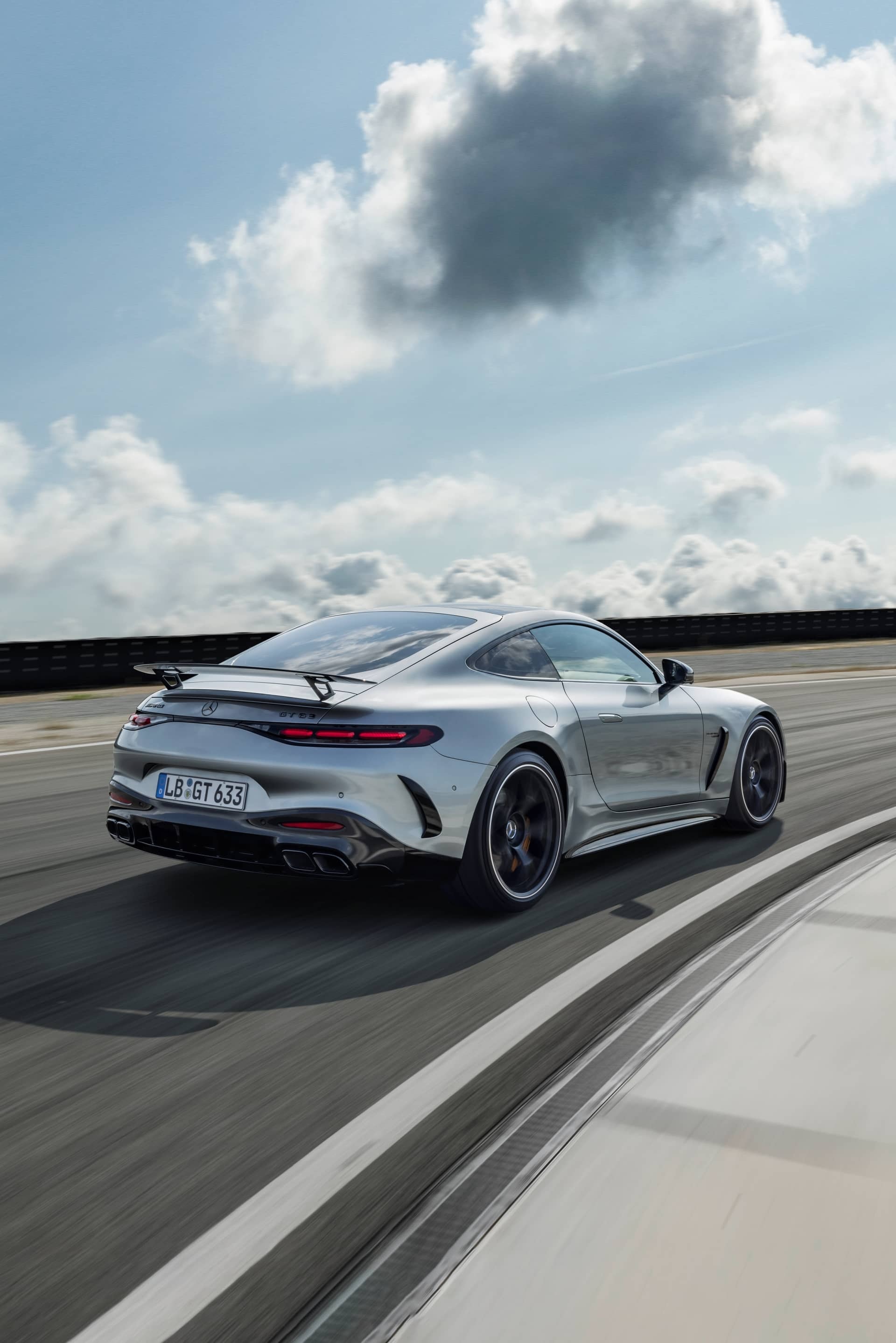 Perspectiva trasera lateral que resalta las curvas y alerón del Mercedes-AMG GT.