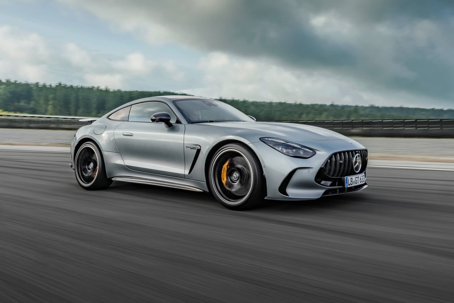 Perfil bajo y aerodinámico del Mercedes-AMG GT durante una vuelta rápida.