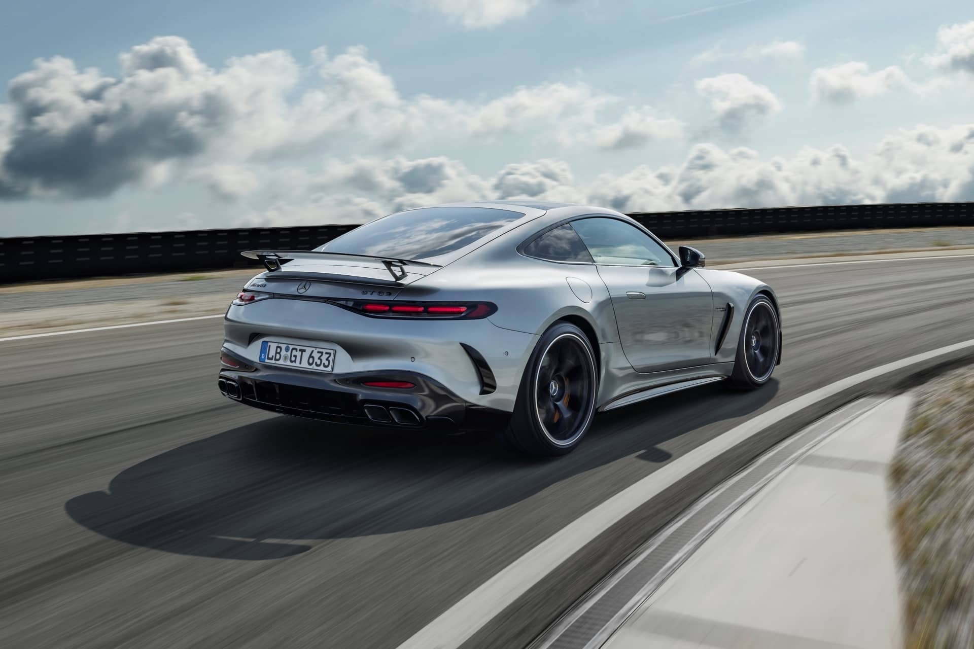 Vista dinámica trasera-lateral del Mercedes-AMG GT en circuito.