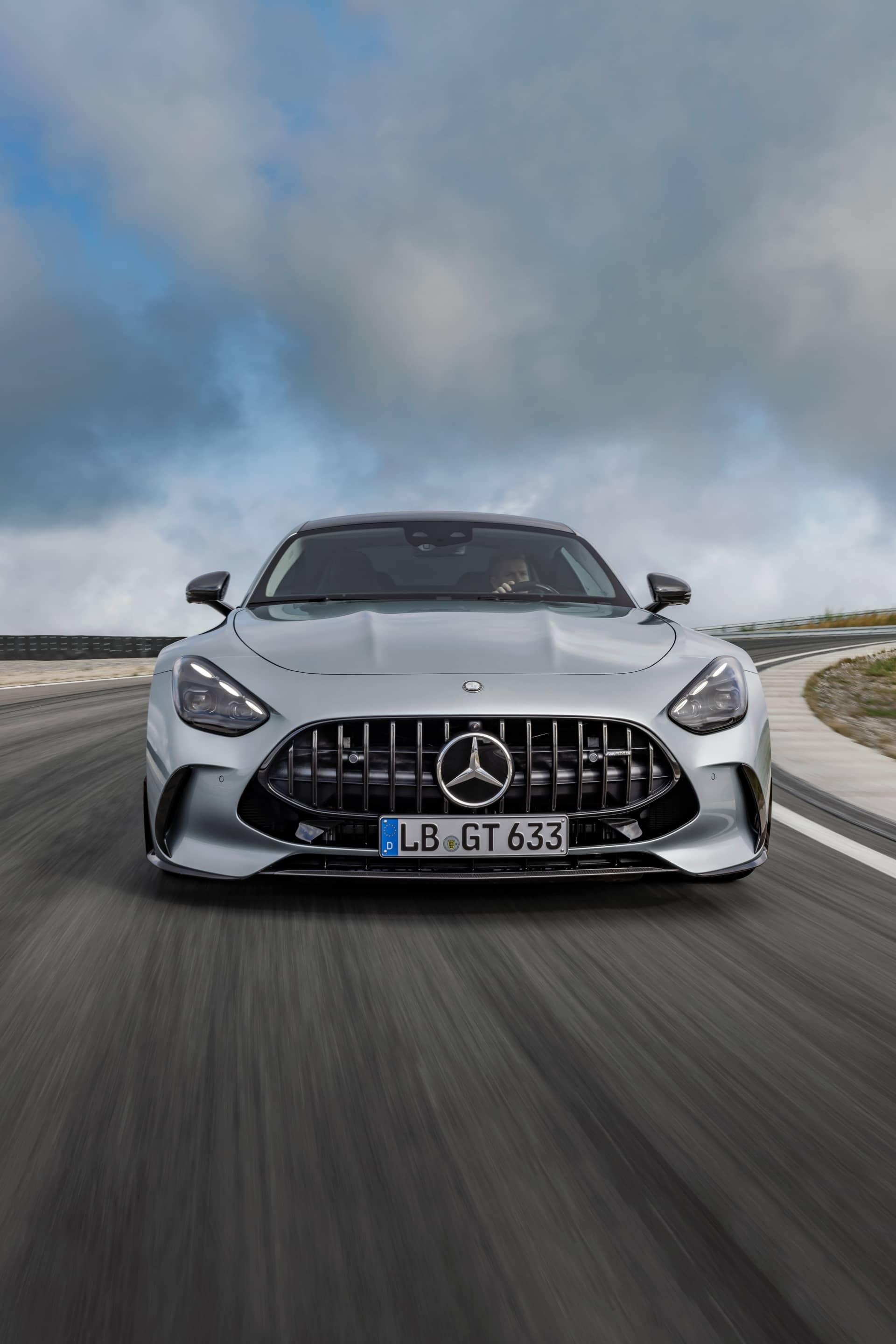 Enfoque en la fascia delantera, mostrando la parrilla y la silueta afilada del vehículo.