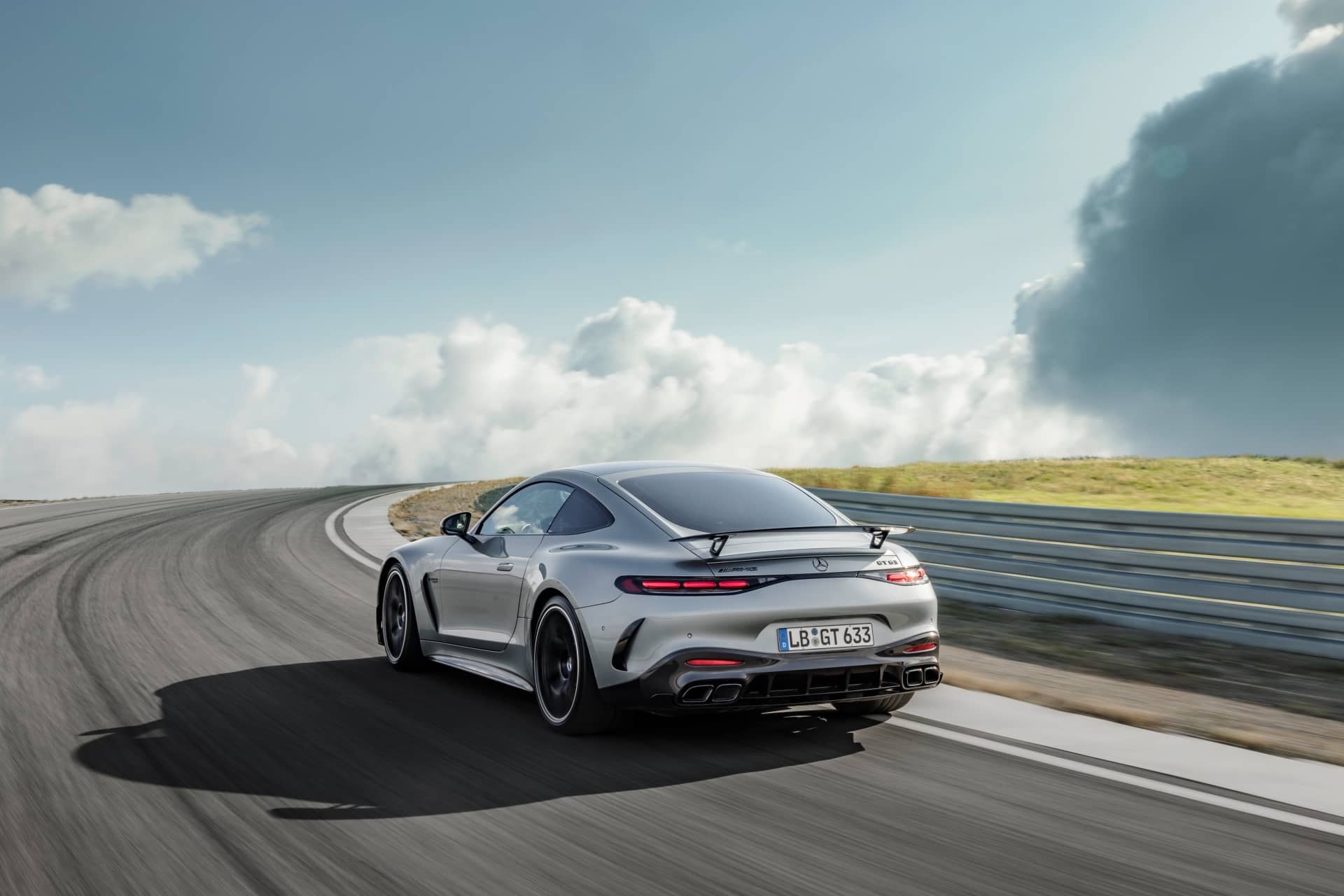 Posterior del Mercedes-AMG GT con salida de escape doble y difusor en acción.