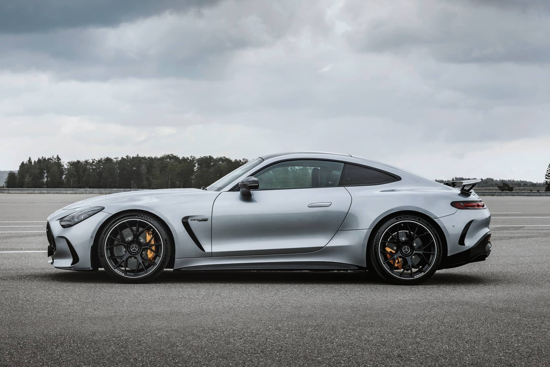 La silueta lateral del Mercedes-AMG GT revela su naturaleza dinámica y su fluidez de diseño.