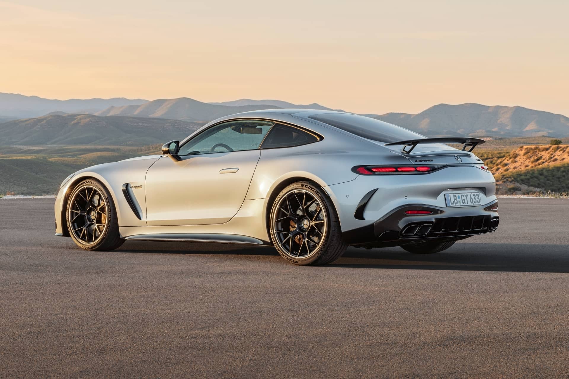 La trasera del Mercedes-AMG GT, con su alerón destacado y salida de escape deportiva.