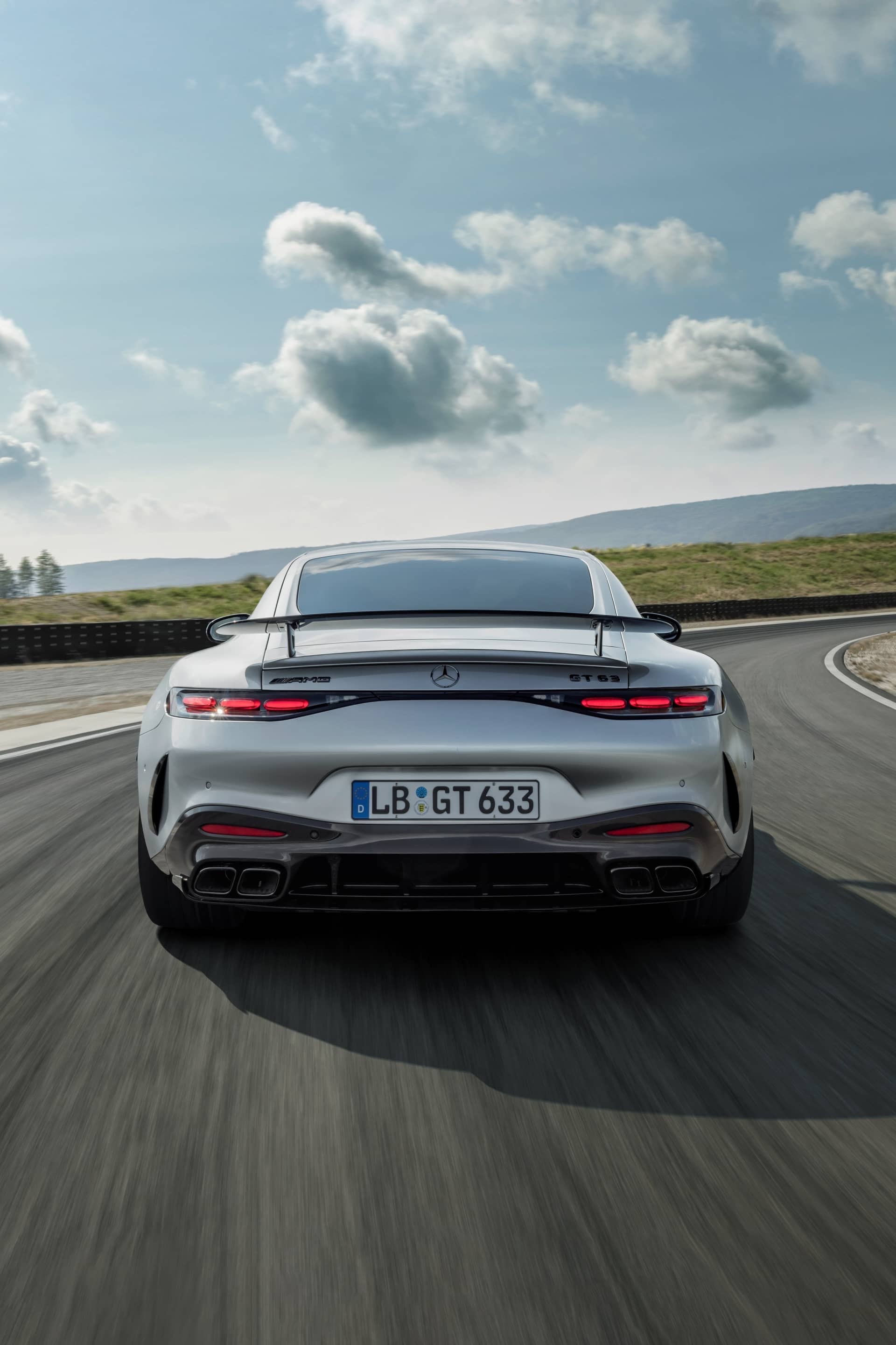 Imponente vista trasera del Mercedes-AMG GT, destacando los grupos ópticos y difusores.