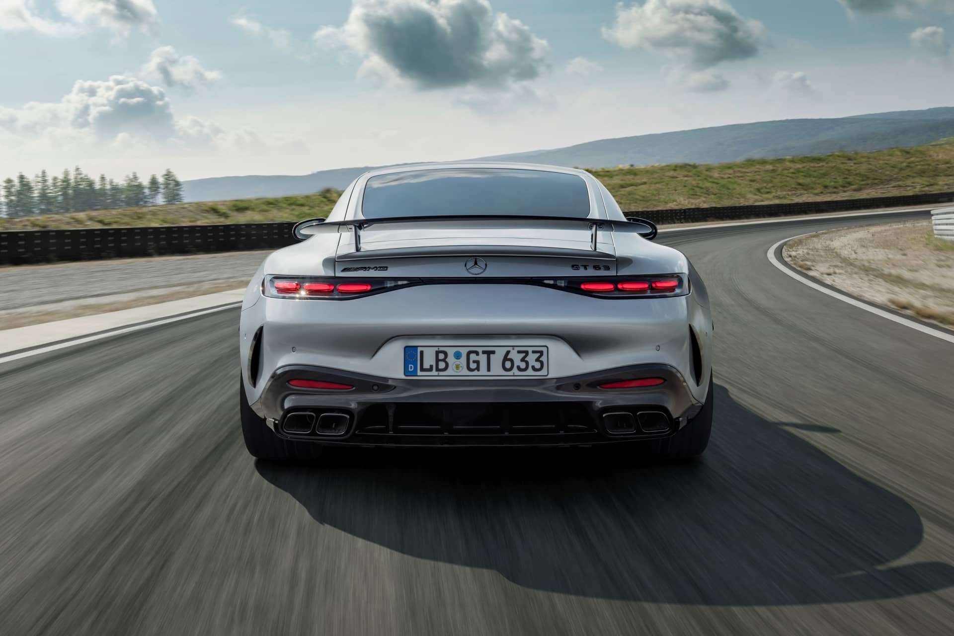 Perspectiva trasera-lateral del Mercedes-AMG GT destacando difusor y alerón.