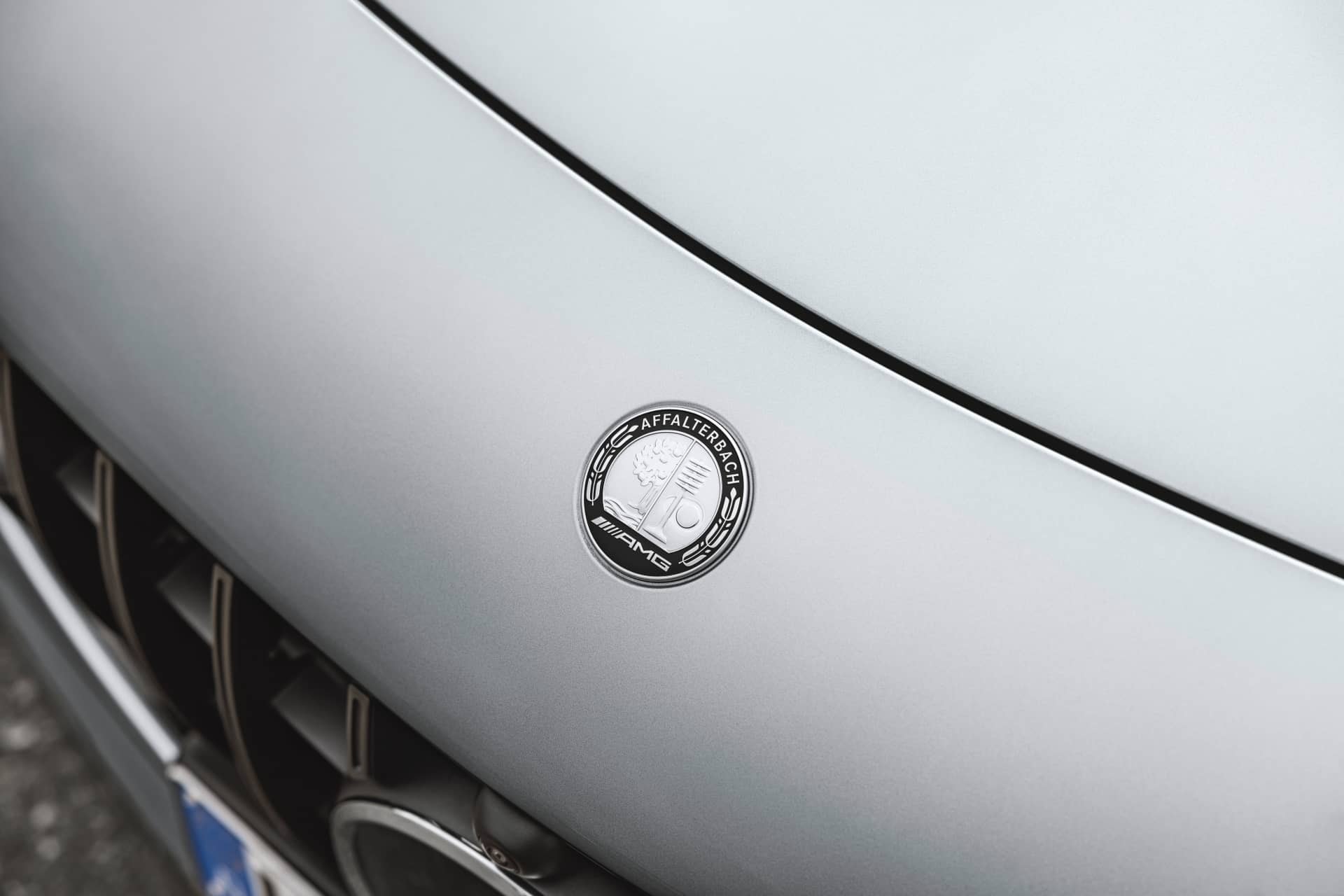 Imagen que muestra la combinación de curvas y líneas agresivas en la zaga del Mercedes-AMG GT.