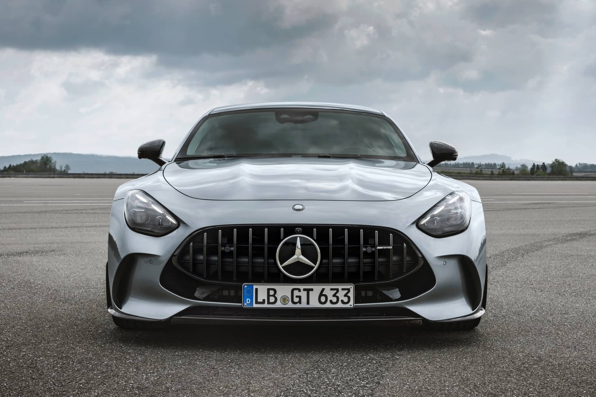 Vista frontal del Mercedes-AMG GT destacando su agresiva parrilla Panamericana.