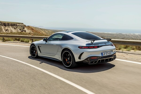 Imagen lateral estática del Mercedes-AMG GT resaltando su diseño futurista. Imagen lateral estática del Mercedes-AMG GT resaltando su diseño futurista.