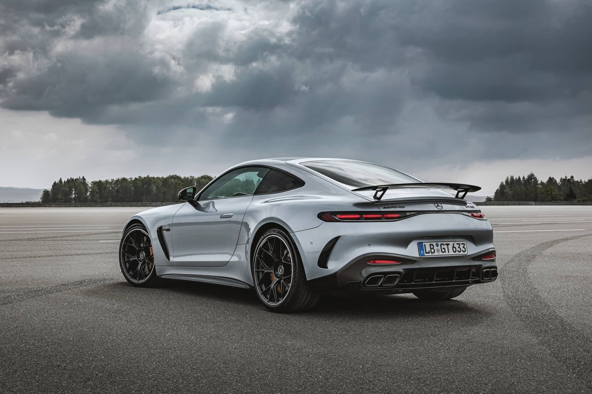 Vista trasera dinámica del Mercedes-AMG GT resaltando su diseño deportivo.
