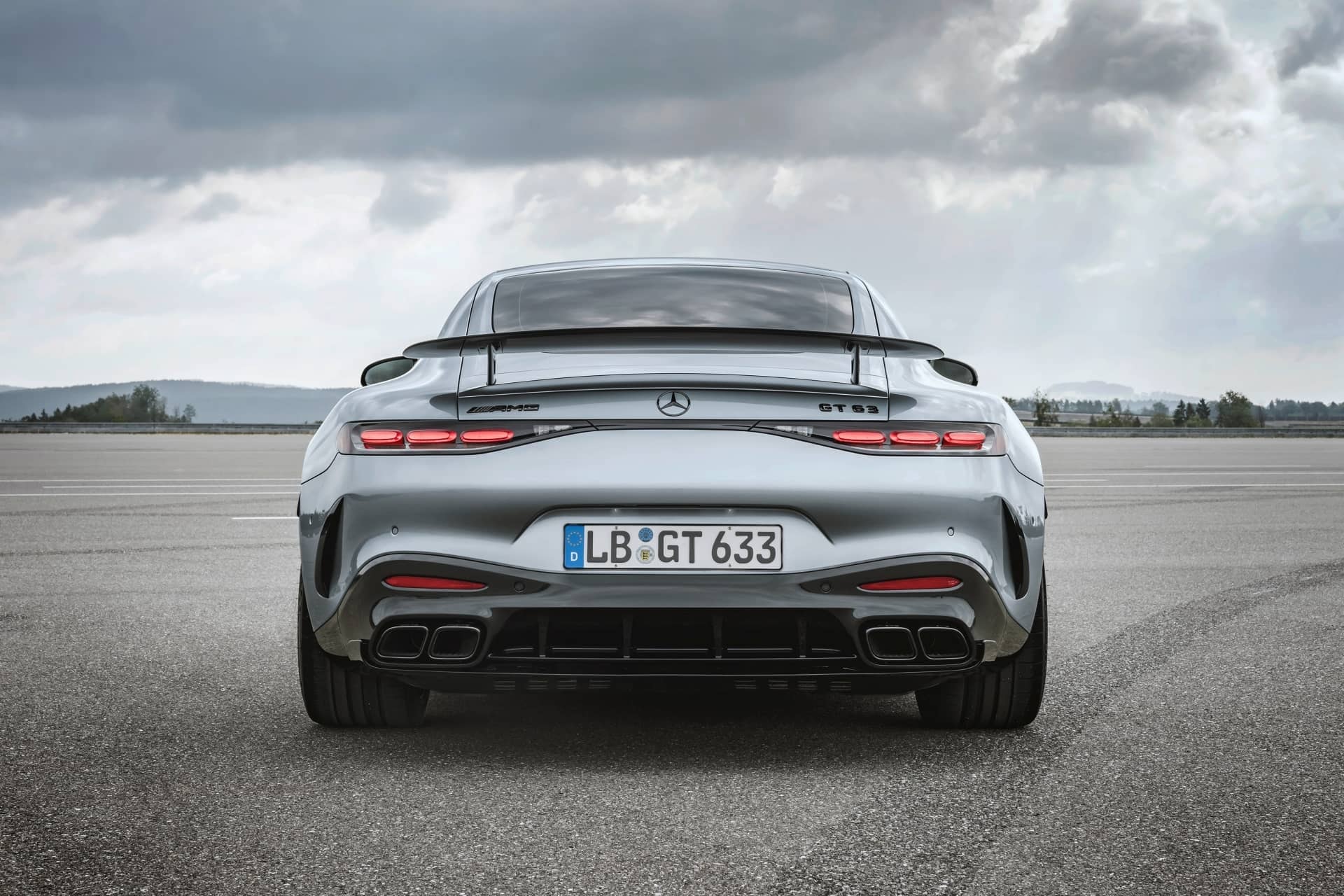 Vista trasera que muestra los pilotos afilados y el difusor del Mercedes-AMG GT.