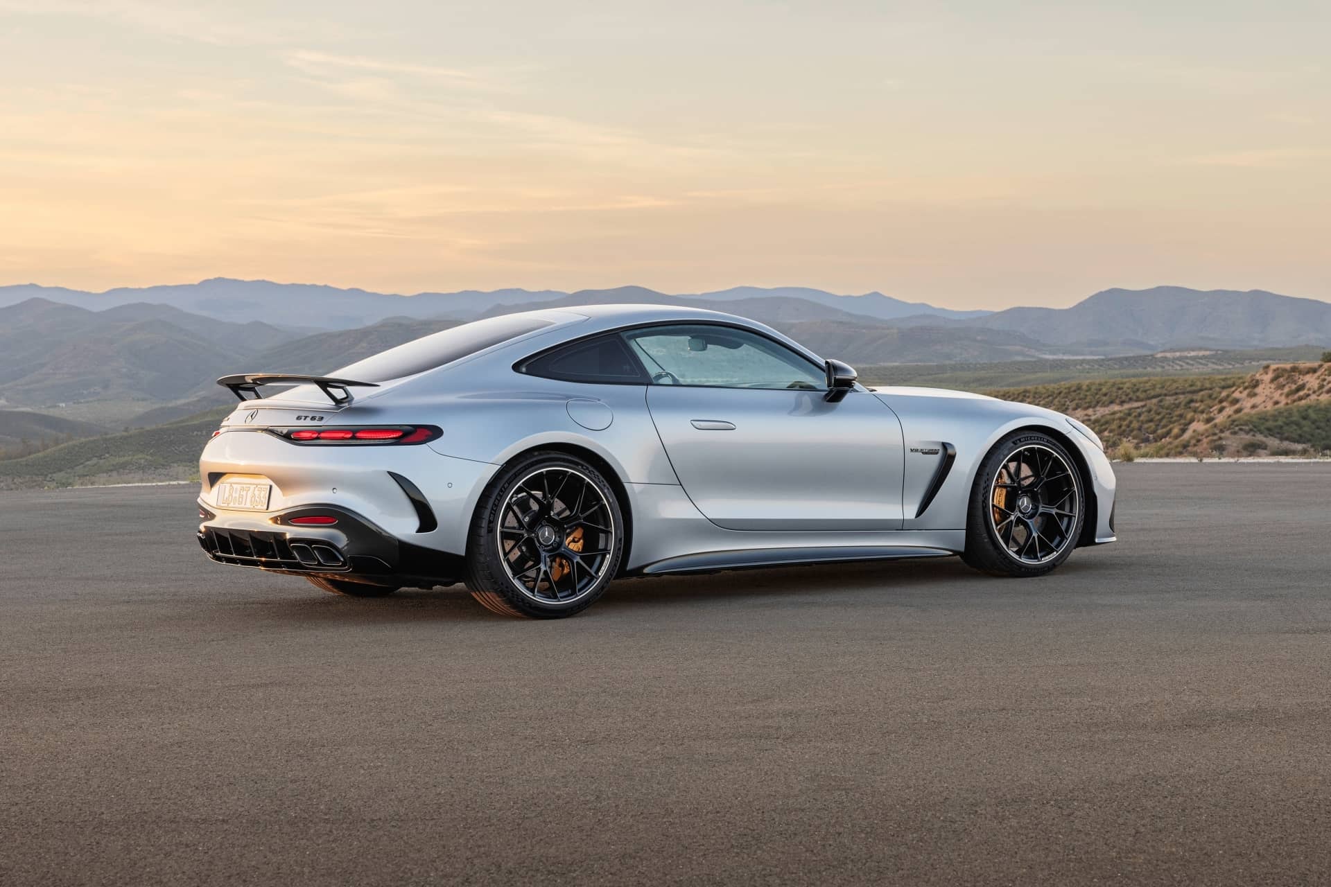 Línea lateral dinámica y musculosa, con llantas que realzan la estampa atlética del vehículo.