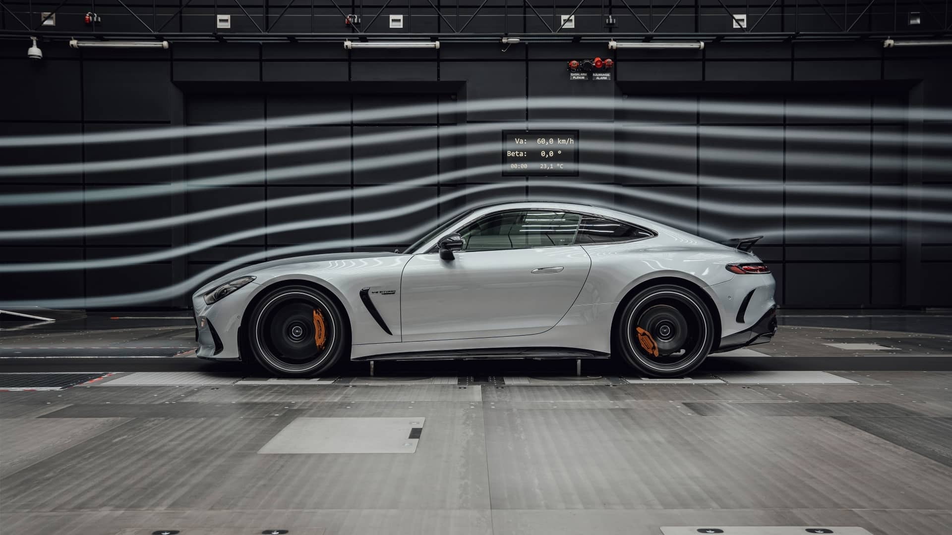 Perfil lateral completo del Mercedes-AMG GT en una pista de pruebas.