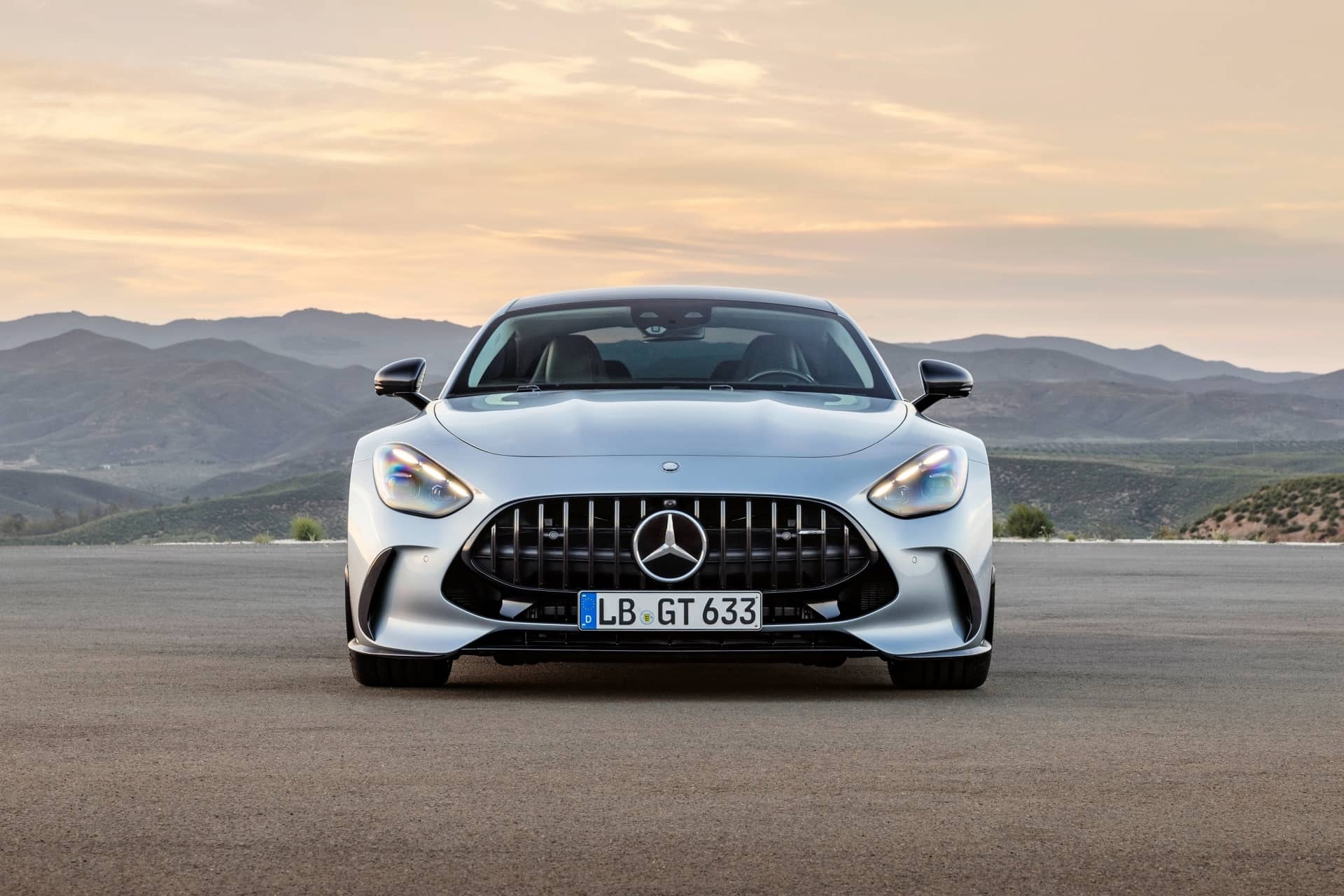 Frontal impresionante con la parrilla Panamericana distintiva y faros expresivos.