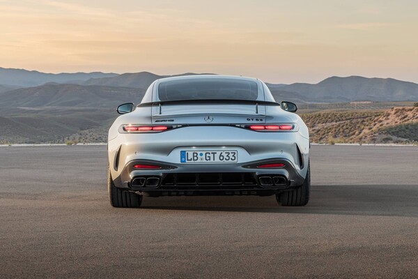 Esculpida figura trasera que resalta el diseño deportivo y avanzado de Mercedes-AMG GT. Esculpida figura trasera que resalta el diseño deportivo y avanzado de Mercedes-AMG GT.