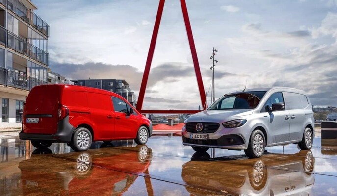 Dos variantes del Mercedes Citan mostrando versatilidad en un entorno urbano Dos variantes del Mercedes Citan mostrando versatilidad en un entorno urbano