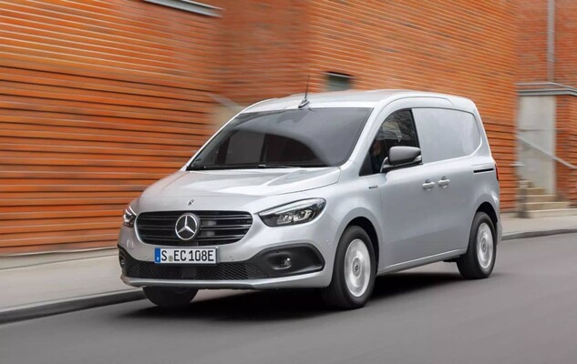 Vista dinámica del Mercedes Citan eléctrico en carretera Vista dinámica del Mercedes Citan eléctrico en carretera