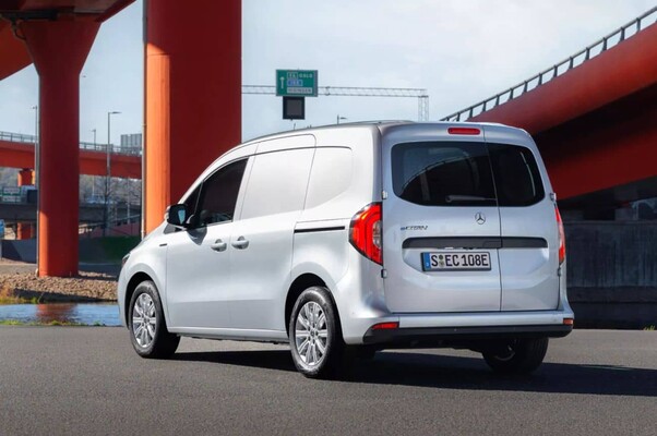 Perspectiva trasera del Citan eléctrico mostrando su diseño compacto Perspectiva trasera del Citan eléctrico mostrando su diseño compacto