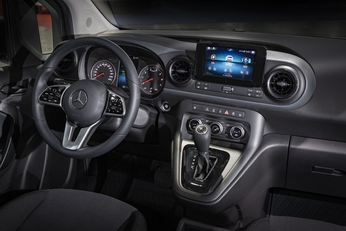 Citan Tourer en movimiento, muestra su diseño dinámico y moderno. Citan Tourer en movimiento, muestra su diseño dinámico y moderno.