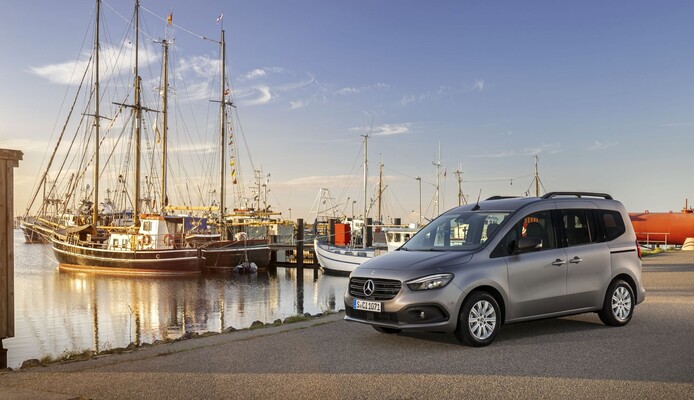 Vista lateral del Mercedes Citan Tourer, elegante y funcional. Vista lateral del Mercedes Citan Tourer, elegante y funcional.