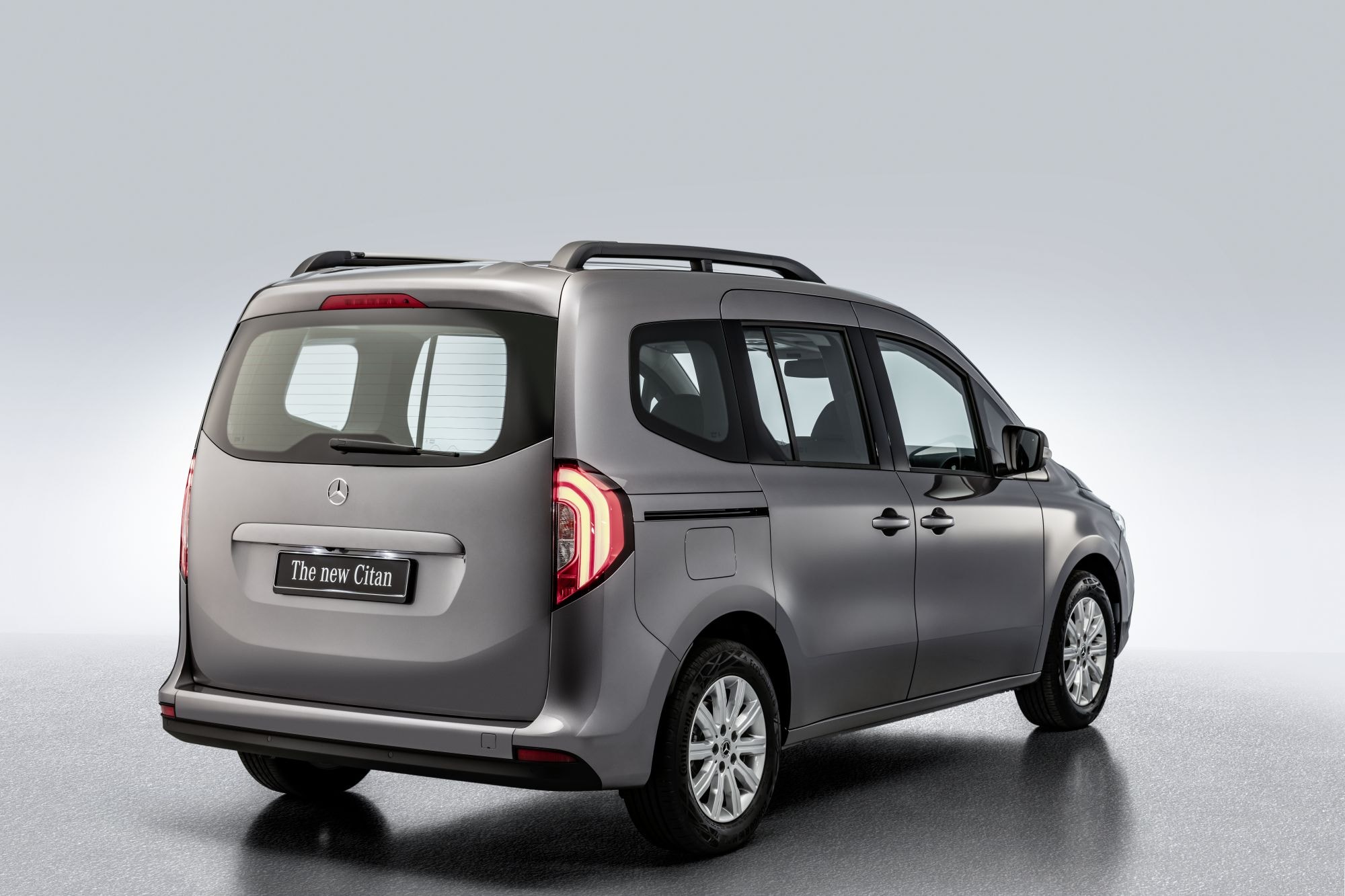 Vista lateral del Citan Tourer con puertas abiertas, fácil acceso al interior.