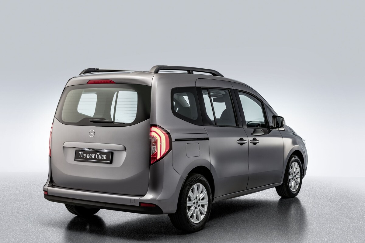 Vista lateral del Citan Tourer con puertas abiertas, fácil acceso al interior. Vista lateral del Citan Tourer con puertas abiertas, fácil acceso al interior.