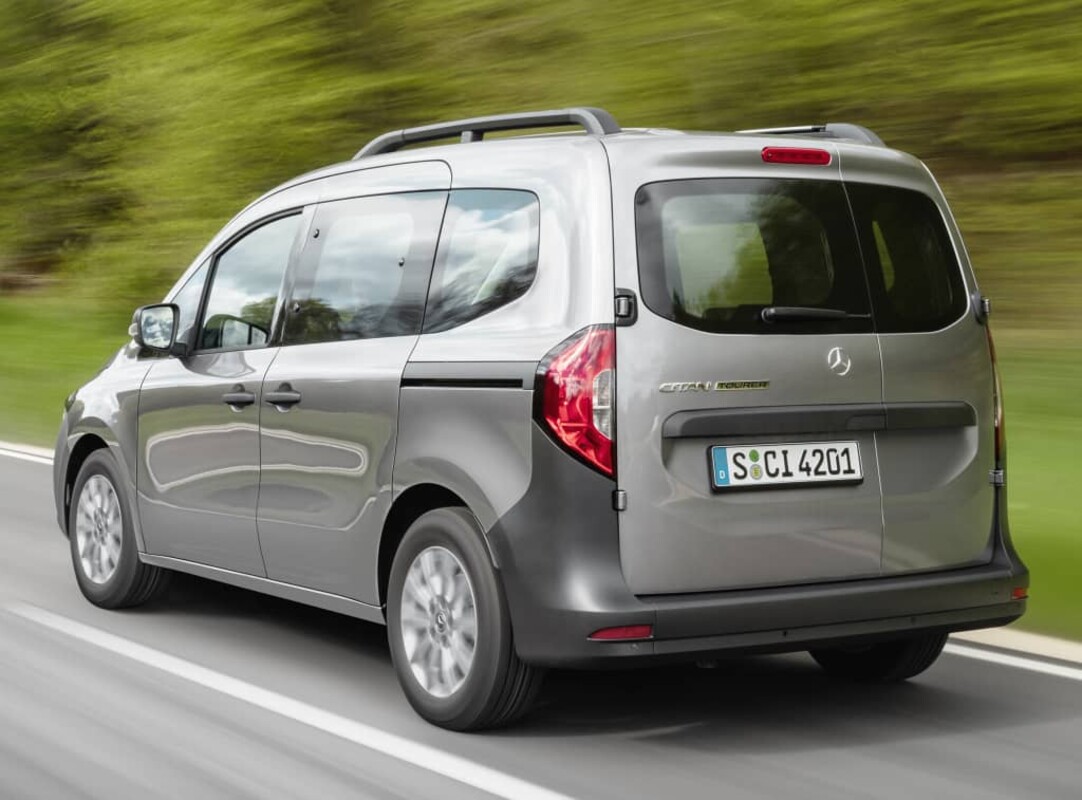 Vista trasera lateral del Mercedes Citan Tourer en carretera Vista trasera lateral del Mercedes Citan Tourer en carretera