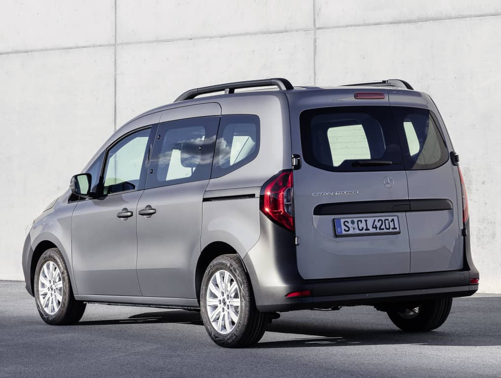 Mercedes Citan Tourer desde una perspectiva lateral trasera