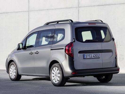 Mercedes Citan Tourer desde una perspectiva lateral trasera Mercedes Citan Tourer desde una perspectiva lateral trasera