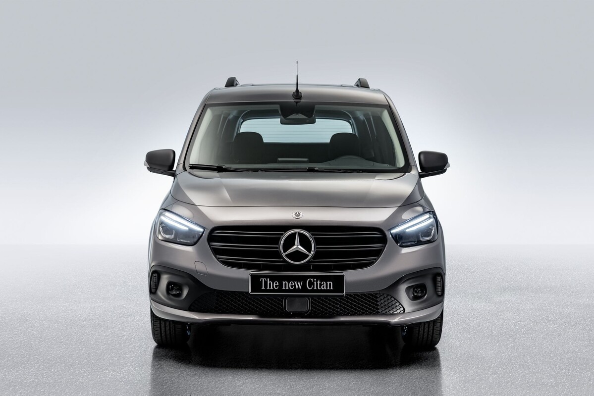 Frontal del Mercedes Citan Tourer, destacando su diseño moderno y elegante. Frontal del Mercedes Citan Tourer, destacando su diseño moderno y elegante.