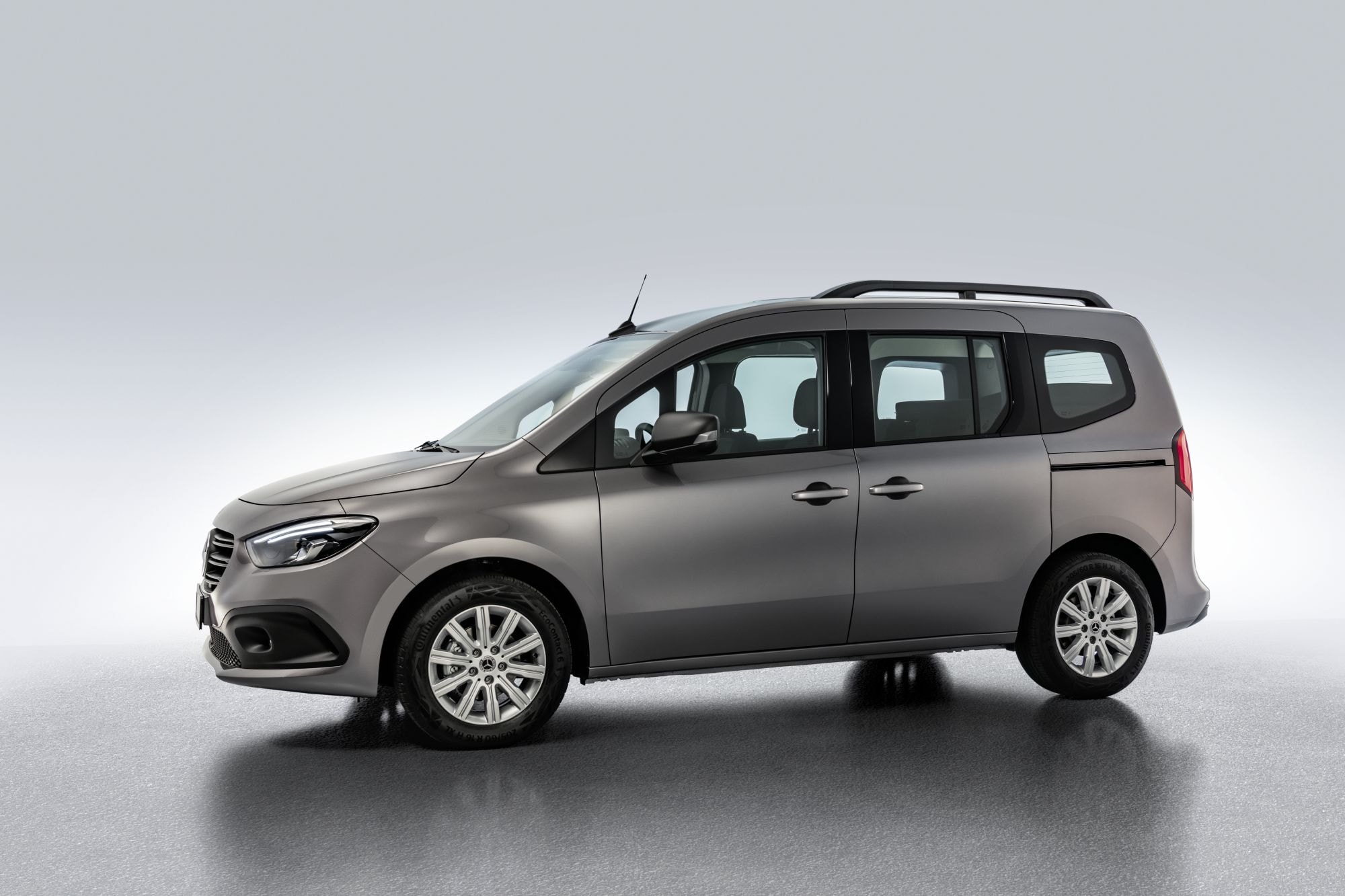 Vista lateral del Mercedes Citan Tourer, resaltando su amplia capacidad y versatilidad.