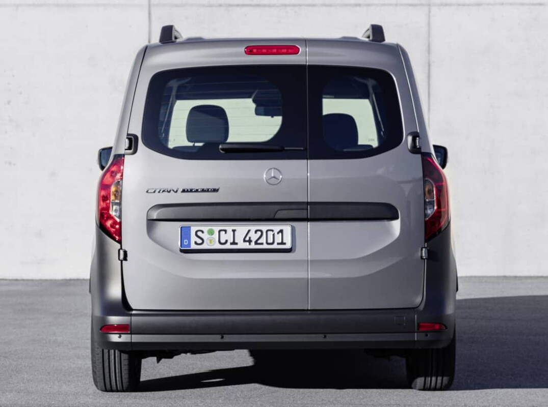 Vista trasera estacionado del Mercedes Citan Tourer Vista trasera estacionado del Mercedes Citan Tourer
