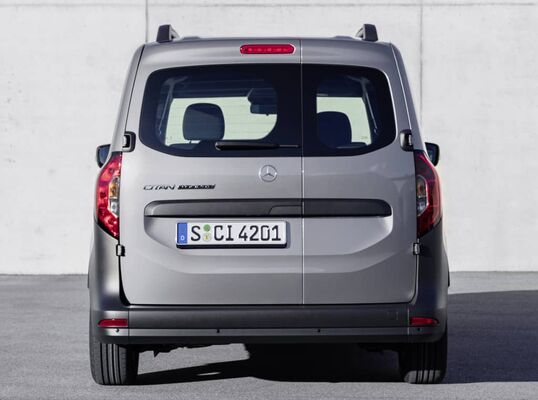 Vista trasera estacionado del Mercedes Citan Tourer Vista trasera estacionado del Mercedes Citan Tourer