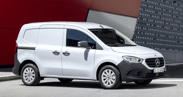 Vista lateral de la Mercedes Citan en color blanco, destacando su diseño funcional.