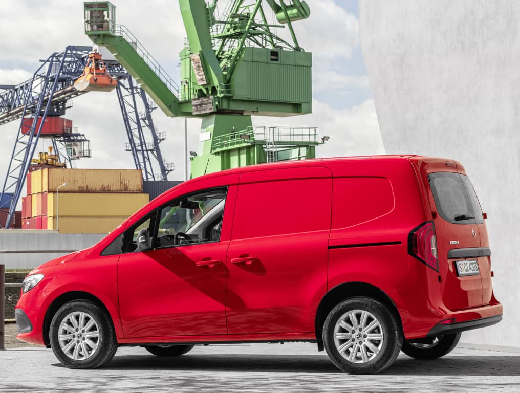 Perfil de la Mercedes Citan en un dinámico color rojo, en un entorno industrial.