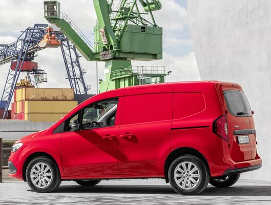 Perfil de la Mercedes Citan en un dinámico color rojo, en un entorno industrial. Perfil de la Mercedes Citan en un dinámico color rojo, en un entorno industrial.