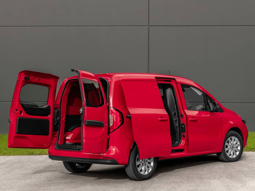 La Citan roja muestra su versatilidad con puertas abiertas, evidenciando su espacio.