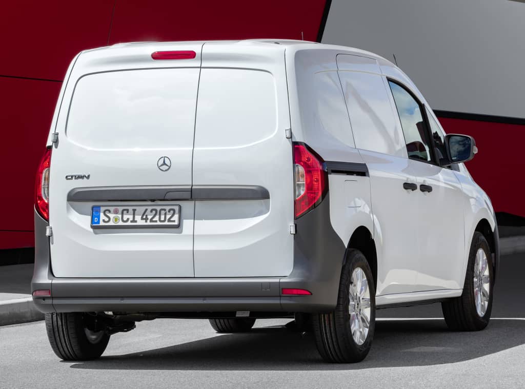Vista trasera de la Mercedes Citan, mostrando su zaga compacta y funcional.